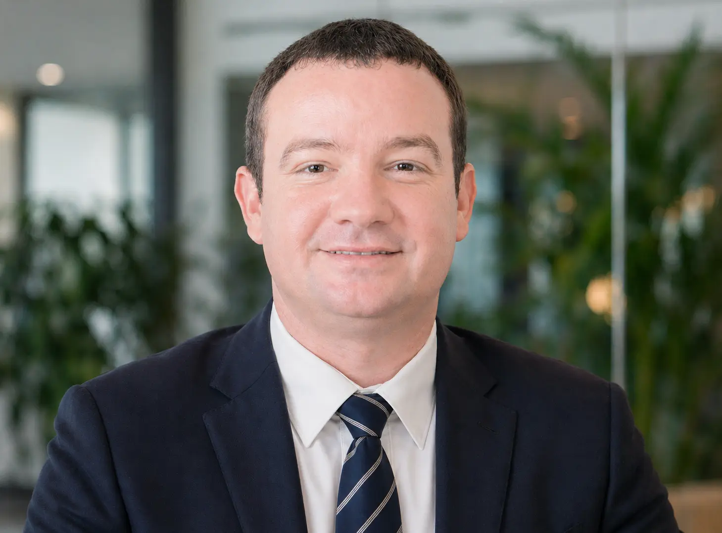 Retrato profesional de Yosuan Crespo, Líder Senior de QA, Ingeniero de IA y Automatización, especializado en IA, Automatización y Blockchain